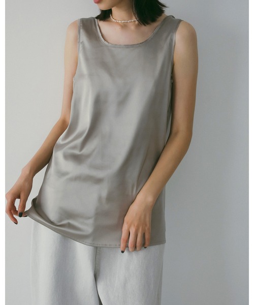 anuke(アンヌーク)の「Satin Uneck Tops(Tシャツ/カットソー・レディース・ブラック/ライトグリーン/グレイッシュベージュ・FREE)」の3枚目の写真