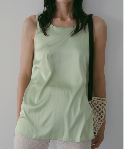 anuke(アンヌーク)の「Satin Uneck Tops(Tシャツ/カットソー・レディース・ブラック/ライトグリーン/グレイッシュベージュ・FREE)」の1枚目の写真