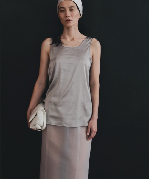 anuke(アンヌーク)の「Satin Uneck Tops(Tシャツ/カットソー・レディース・ブラック/ライトグリーン/グレイッシュベージュ・FREE)」の16枚目の写真
