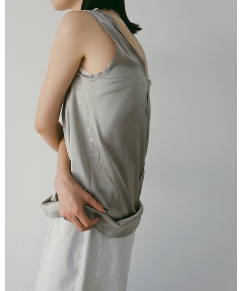 anuke(アンヌーク)の「Satin Uneck Tops(Tシャツ/カットソー・レディース・ブラック/ライトグリーン/グレイッシュベージュ・FREE)」の11枚目の写真