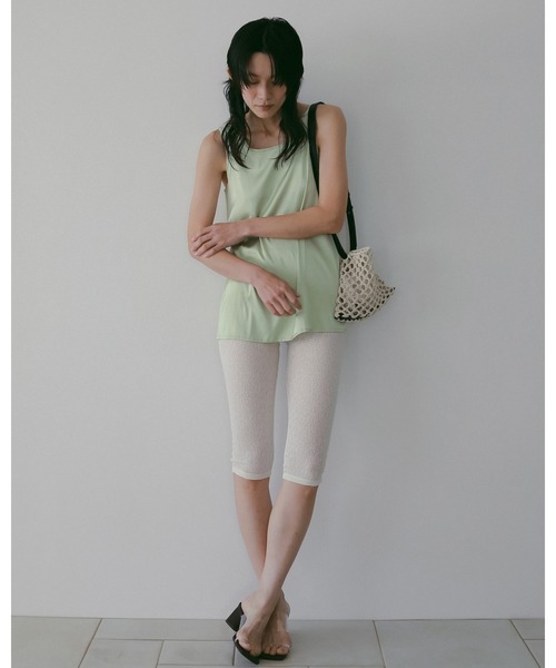 anuke(アンヌーク)の「Satin Uneck Tops(Tシャツ/カットソー・レディース・ブラック/ライトグリーン/グレイッシュベージュ・FREE)」の14枚目の写真