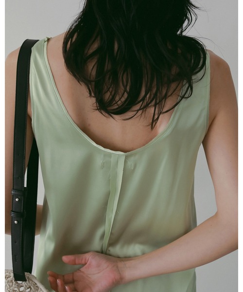 anuke(アンヌーク)の「Satin Uneck Tops(Tシャツ/カットソー・レディース・ブラック/ライトグリーン/グレイッシュベージュ・FREE)」の13枚目の写真