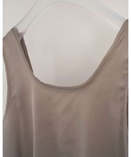 anuke(アンヌーク)の「Satin Uneck Tops(Tシャツ/カットソー・レディース・ブラック/ライトグリーン/グレイッシュベージュ・FREE)」の9枚目の写真