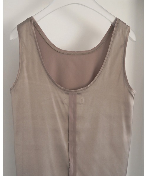 anuke(アンヌーク)の「Satin Uneck Tops(Tシャツ/カットソー・レディース・ブラック/ライトグリーン/グレイッシュベージュ・FREE)」の8枚目の写真