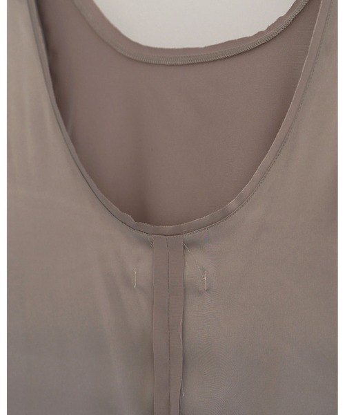 anuke(アンヌーク)の「Satin Uneck Tops(Tシャツ/カットソー・レディース・ブラック/ライトグリーン/グレイッシュベージュ・FREE)」の7枚目の写真
