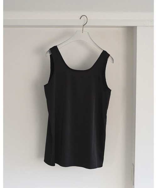 anuke(アンヌーク)の「Satin Uneck Tops(Tシャツ/カットソー・レディース・ブラック/ライトグリーン/グレイッシュベージュ・FREE)」の6枚目の写真