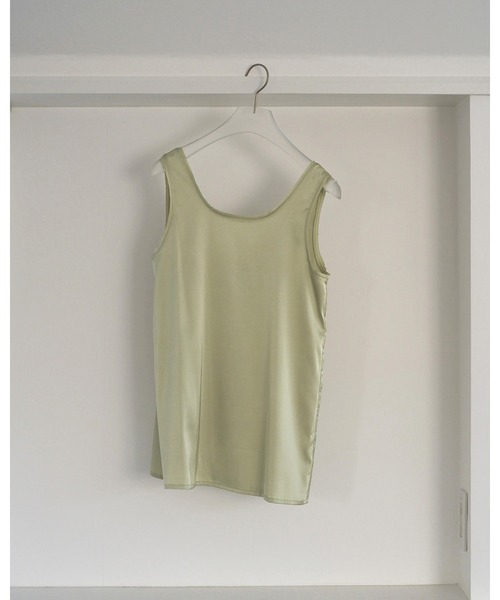 anuke(アンヌーク)の「Satin Uneck Tops(Tシャツ/カットソー・レディース・ブラック/ライトグリーン/グレイッシュベージュ・FREE)」の5枚目の写真