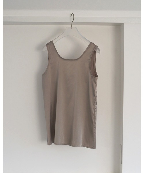anuke(アンヌーク)の「Satin Uneck Tops(Tシャツ/カットソー・レディース・ブラック/ライトグリーン/グレイッシュベージュ・FREE)」の4枚目の写真