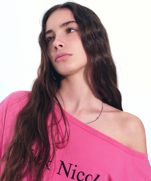 NICK&NICOLE（ニックアンドニコール）の「NICOLE ONE SHOULDER RELAXED LOGO TOP_PINK（Tシャツ/カットソー・レディース・PINK・FREE）」の2枚目の写真