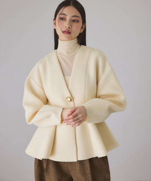 ADAM ET ROPE'（アダムエロペ）の「エッグブローチ付きペプラムカーディガン（カーディガン/ボレロ・レディース・ブラック/キナリ・FREE）」の2枚目の写真