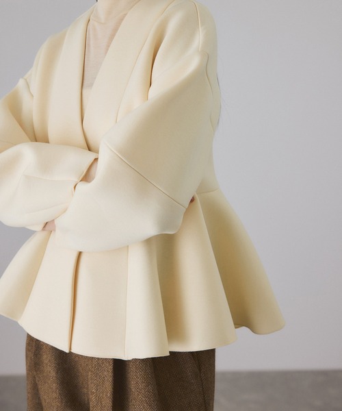 ADAM ET ROPE'（アダムエロペ）の「エッグブローチ付きペプラムカーディガン（カーディガン/ボレロ・レディース・ブラック/キナリ・FREE）」の13枚目の写真