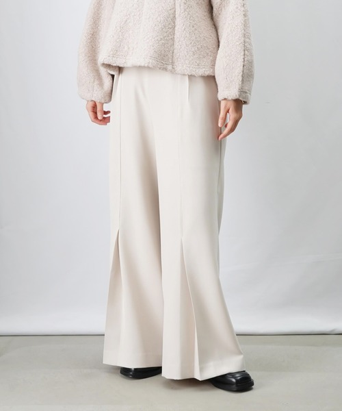 LUCA/LADY LUCK LUCA（ルカ/レディラックルカ）の「LC/LLL フロントタックパンツ/裾タックフレアパンツ（スラックス・レディース・ブラック/ライトベージュ・FREE）」の2枚目の写真