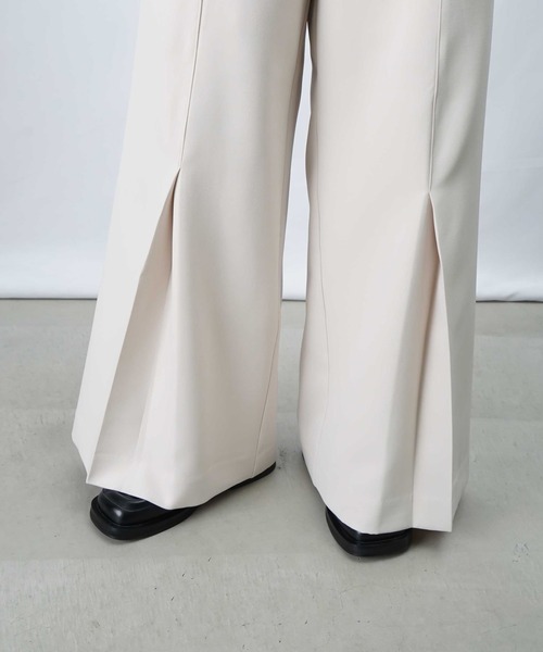 LUCA/LADY LUCK LUCA（ルカ/レディラックルカ）の「LC/LLL フロントタックパンツ/裾タックフレアパンツ（スラックス・レディース・ブラック/ライトベージュ・FREE）」の22枚目の写真