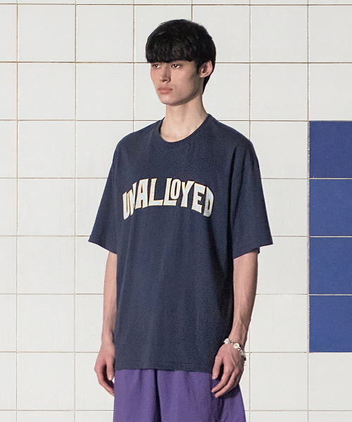 UNALLOYED（アナロイド）の「アーチロゴTシャツ / ネイビー（Tシャツ/カットソー・メンズ・その他・SMALL/MEDIUM/LARGE）」の2枚目の写真