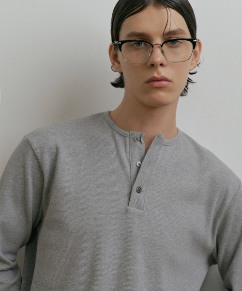 DUSTYWHITE(ダスティーホワイト)の「GREY HENLEY NECK COTTON SHIRT(Tシャツ/カットソー・メンズ・その他・MEDIUM/LARGE/X-LARGE)」の1枚目の写真