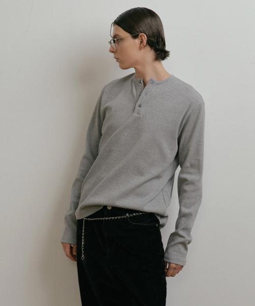 DUSTYWHITE(ダスティーホワイト)の「GREY HENLEY NECK COTTON SHIRT(Tシャツ/カットソー・メンズ・その他・MEDIUM/LARGE/X-LARGE)」の2枚目の写真