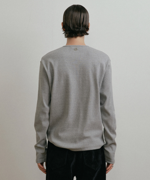 DUSTYWHITE(ダスティーホワイト)の「GREY HENLEY NECK COTTON SHIRT(Tシャツ/カットソー・メンズ・その他・MEDIUM/LARGE/X-LARGE)」の5枚目の写真