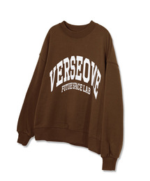 VERSE ONE（バースワン）の「ARCH LOGO CREWNECK SWEATSHIRTS BROWN（スウェット）」