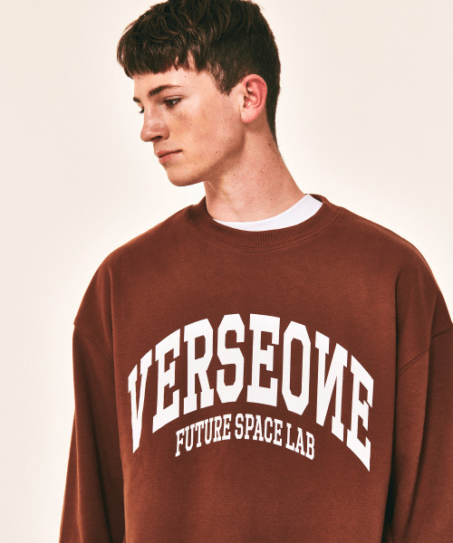 VERSE ONE（バースワン）の「ARCH LOGO CREWNECK SWEATSHIRTS BROWN（スウェット・レディース・その他・LARGE/MEDIUM/SMALL）」の3枚目の写真