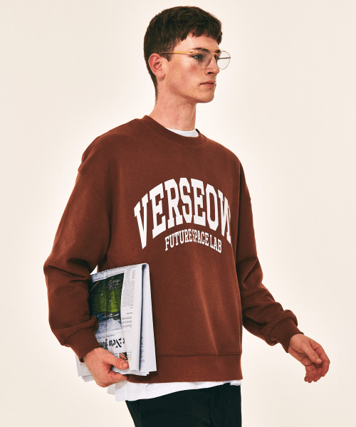 VERSE ONE（バースワン）の「ARCH LOGO CREWNECK SWEATSHIRTS BROWN（スウェット・レディース・その他・LARGE/MEDIUM/SMALL）」の4枚目の写真