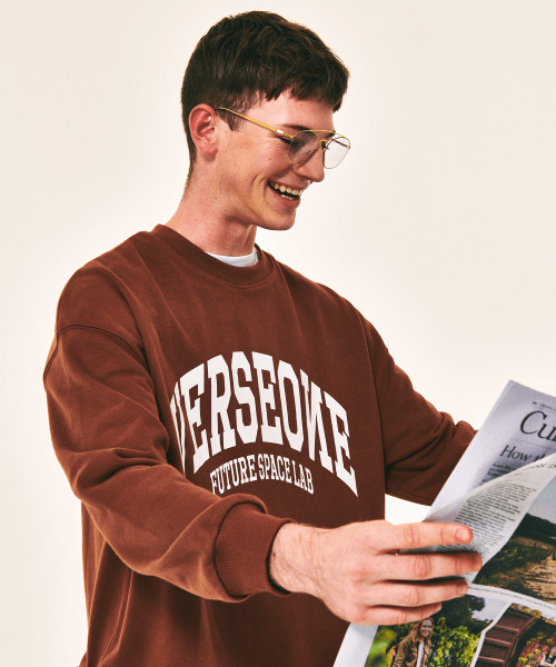 VERSE ONE（バースワン）の「ARCH LOGO CREWNECK SWEATSHIRTS BROWN（スウェット・レディース・その他・LARGE/MEDIUM/SMALL）」の5枚目の写真