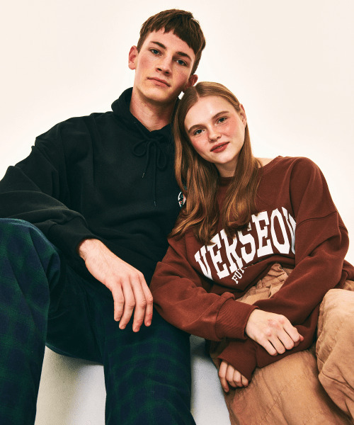 VERSE ONE（バースワン）の「ARCH LOGO CREWNECK SWEATSHIRTS BROWN（スウェット・レディース・その他・LARGE/MEDIUM/SMALL）」の6枚目の写真
