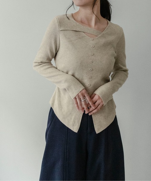 on:nue（オンニュ）の「【on:nue】[着用動画あり！] アシンメトリーカットネックニット（ニット/セーター・レディース・アイボリー/ブラック/オートミール/ブラウン・FREE）」の6枚目の写真