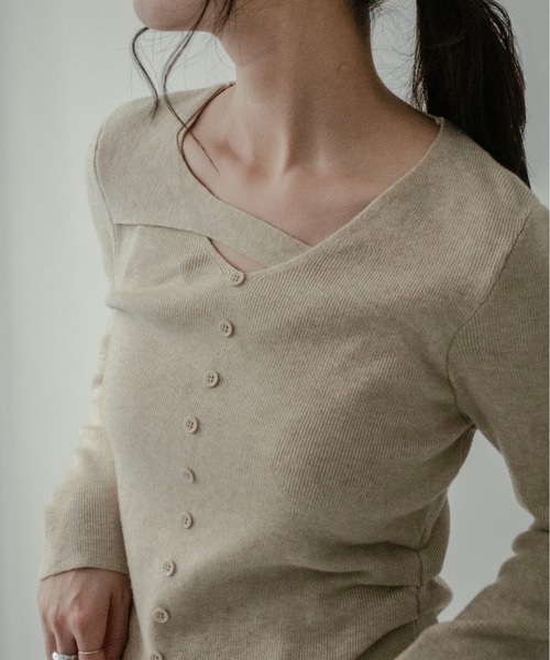 on:nue（オンニュ）の「【on:nue】[着用動画あり！] アシンメトリーカットネックニット（ニット/セーター・レディース・アイボリー/ブラック/オートミール/ブラウン・FREE）」の10枚目の写真