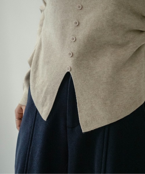 on:nue（オンニュ）の「【on:nue】[着用動画あり！] アシンメトリーカットネックニット（ニット/セーター・レディース・アイボリー/ブラック/オートミール/ブラウン・FREE）」の11枚目の写真