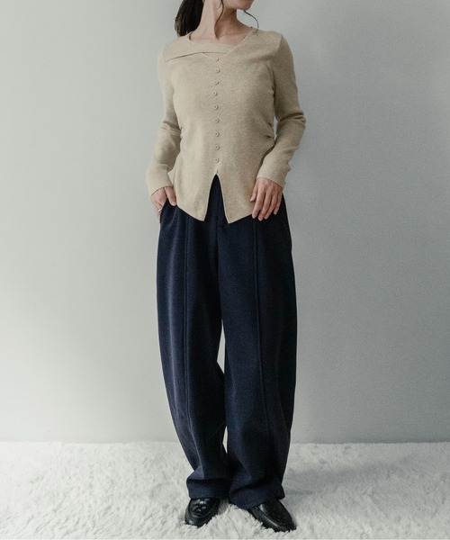 on:nue（オンニュ）の「【on:nue】[着用動画あり！] アシンメトリーカットネックニット（ニット/セーター・レディース・アイボリー/ブラック/オートミール/ブラウン・FREE）」の13枚目の写真