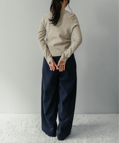 on:nue（オンニュ）の「【on:nue】[着用動画あり！] アシンメトリーカットネックニット（ニット/セーター・レディース・アイボリー/ブラック/オートミール/ブラウン・FREE）」の15枚目の写真