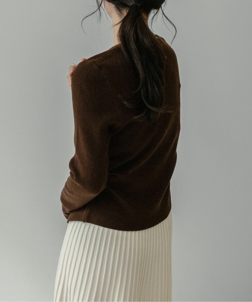 on:nue（オンニュ）の「【on:nue】[着用動画あり！] アシンメトリーカットネックニット（ニット/セーター・レディース・アイボリー/ブラック/オートミール/ブラウン・FREE）」の18枚目の写真