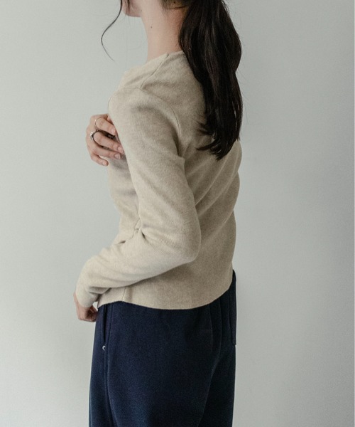 on:nue（オンニュ）の「【on:nue】[着用動画あり！] アシンメトリーカットネックニット（ニット/セーター・レディース・アイボリー/ブラック/オートミール/ブラウン・FREE）」の8枚目の写真