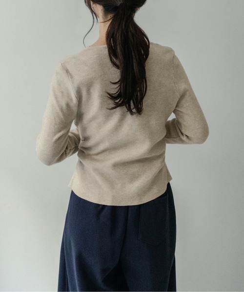 on:nue（オンニュ）の「【on:nue】[着用動画あり！] アシンメトリーカットネックニット（ニット/セーター・レディース・アイボリー/ブラック/オートミール/ブラウン・FREE）」の9枚目の写真