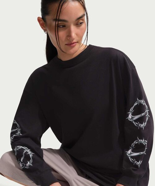 NIKE（ナイキ）の「ナイキ ウィメンズ ウィメンズ オーバーサイズド ロングスリーブ Tシャツ / Nike Sportswear Women's Oversized Long-Sleeve T-Shirt IO3530-010 Black（Tシャツ/カットソー・レディース・ブラック・XS/L/M/S/XL）」の4枚目の写真