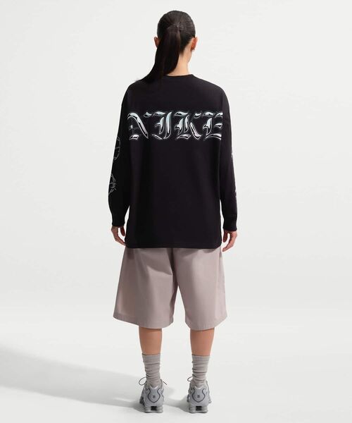 NIKE（ナイキ）の「ナイキ ウィメンズ ウィメンズ オーバーサイズド ロングスリーブ Tシャツ / Nike Sportswear Women's Oversized Long-Sleeve T-Shirt IO3530-010 Black（Tシャツ/カットソー・レディース・ブラック・XS/L/M/S/XL）」の2枚目の写真