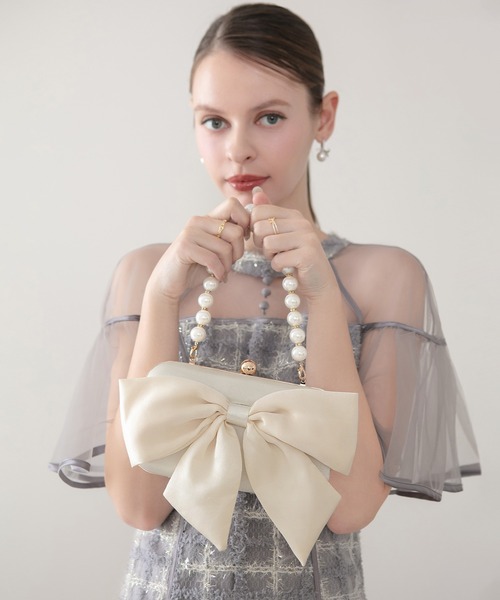 Leja(レジャ)の「【LEJA】2WAYビッグリボンパールハンドルバッグ結婚式 パーティー 成人式 二次会 同窓会 お呼ばれ オケージョン 20代 30代(ハンドバッグ・レディース・ブラック/ホワイト・FREE)」の1枚目の写真