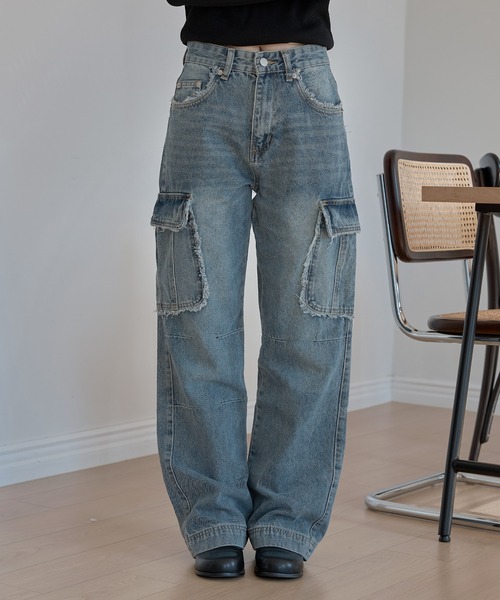 UNE MANSION(ユヌマンション)の「フリンジユニークラインカーゴストレートデニムパンツ(デニムパンツ・レディース・ライトブルー/ブラック/ブルー・LARGE/MEDIUM/SMALL)」の2枚目の写真