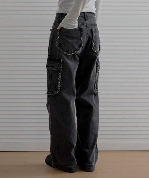 UNE MANSION(ユヌマンション)の「フリンジユニークラインカーゴストレートデニムパンツ(デニムパンツ・レディース・ライトブルー/ブラック/ブルー・LARGE/MEDIUM/SMALL)」の1枚目の写真