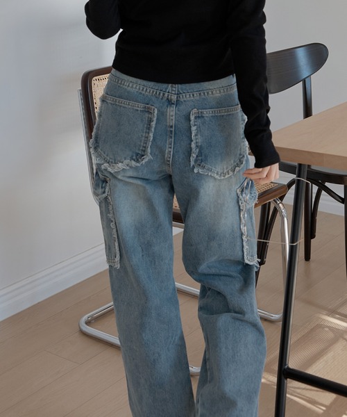 UNE MANSION(ユヌマンション)の「フリンジユニークラインカーゴストレートデニムパンツ(デニムパンツ・レディース・ライトブルー/ブラック/ブルー・LARGE/MEDIUM/SMALL)」の15枚目の写真