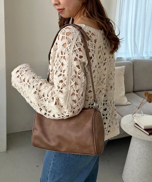 DISCOAT(ディスコート)の「ヴィンテージ調パイピングショルダーバッグ(ショルダーバッグ・レディース・ブラック/ブラウン/ピンク・FREE)」の2枚目の写真