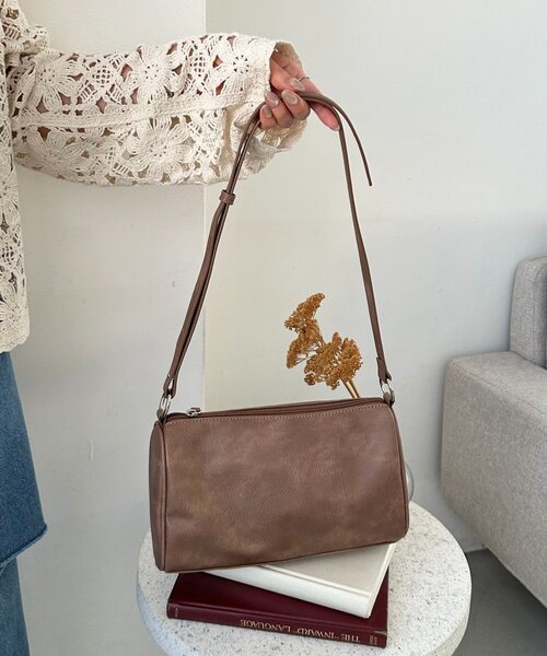 DISCOAT(ディスコート)の「ヴィンテージ調パイピングショルダーバッグ(ショルダーバッグ・レディース・ブラック/ブラウン/ピンク・FREE)」の12枚目の写真