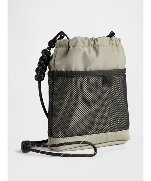 GAP(ギャップ)の「メッシュ ポケット ショルダーバッグ 小(ショルダーバッグ・メンズ・アイボリー/ブラック/ベージュ/グリーン・ONE SIZE)」の8枚目の写真