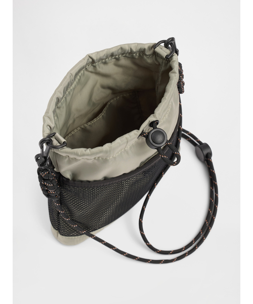 GAP(ギャップ)の「メッシュ ポケット ショルダーバッグ 小(ショルダーバッグ・メンズ・アイボリー/ブラック/ベージュ/グリーン・ONE SIZE)」の12枚目の写真