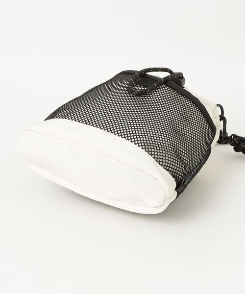 GAP(ギャップ)の「メッシュ ポケット ショルダーバッグ 小(ショルダーバッグ・メンズ・アイボリー/ブラック/ベージュ/グリーン・ONE SIZE)」の5枚目の写真