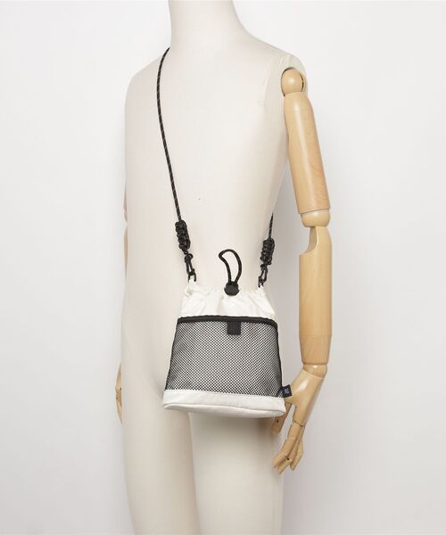 GAP(ギャップ)の「メッシュ ポケット ショルダーバッグ 小(ショルダーバッグ・メンズ・アイボリー/ブラック/ベージュ/グリーン・ONE SIZE)」の7枚目の写真