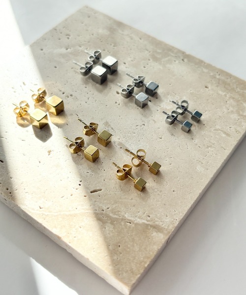 ciite' surgical stainless(シーテサージカルステンレス)の「【金属アレルギー対応】シンプルスクエア ピアス(両耳用) サージカルステンレス(ピアス(両耳用)・レディース・シルバー/ゴールド・S/M/L)」の3枚目の写真