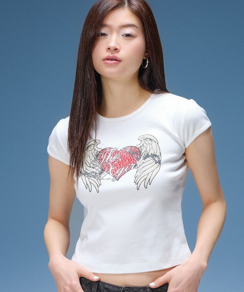 X-girl（エックスガール）の「RHINESTONE HEART AND WING S/S BABY TEE（Tシャツ/カットソー・レディース・ホワイト/チャコール/ベージュ・S/M）」の2枚目の写真