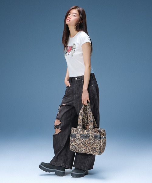 X-girl（エックスガール）の「RHINESTONE HEART AND WING S/S BABY TEE（Tシャツ/カットソー・レディース・ホワイト/チャコール/ベージュ・S/M）」の5枚目の写真