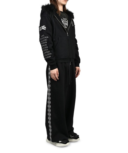 ALICE HOLLYWOOD(アリスハリウッド)の「EUROTRIP PATCHED ZIP HOODIE(パーカー・メンズ・ブラック・X-LARGE/LARGE/MEDIUM/SMALL)」の4枚目の写真